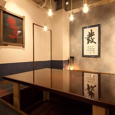 【7名個室】】落ち着いた雰囲気の4名掛けテーブル個室席は、ご友人との飲み会や女子会、接待や大切な記念日にも最適。周囲を気にせず会話を楽しめるプライベート空間で、旬の料理とお酒をゆったりとご堪能いただけます。小規模宴会にもぴったりの人気席です。