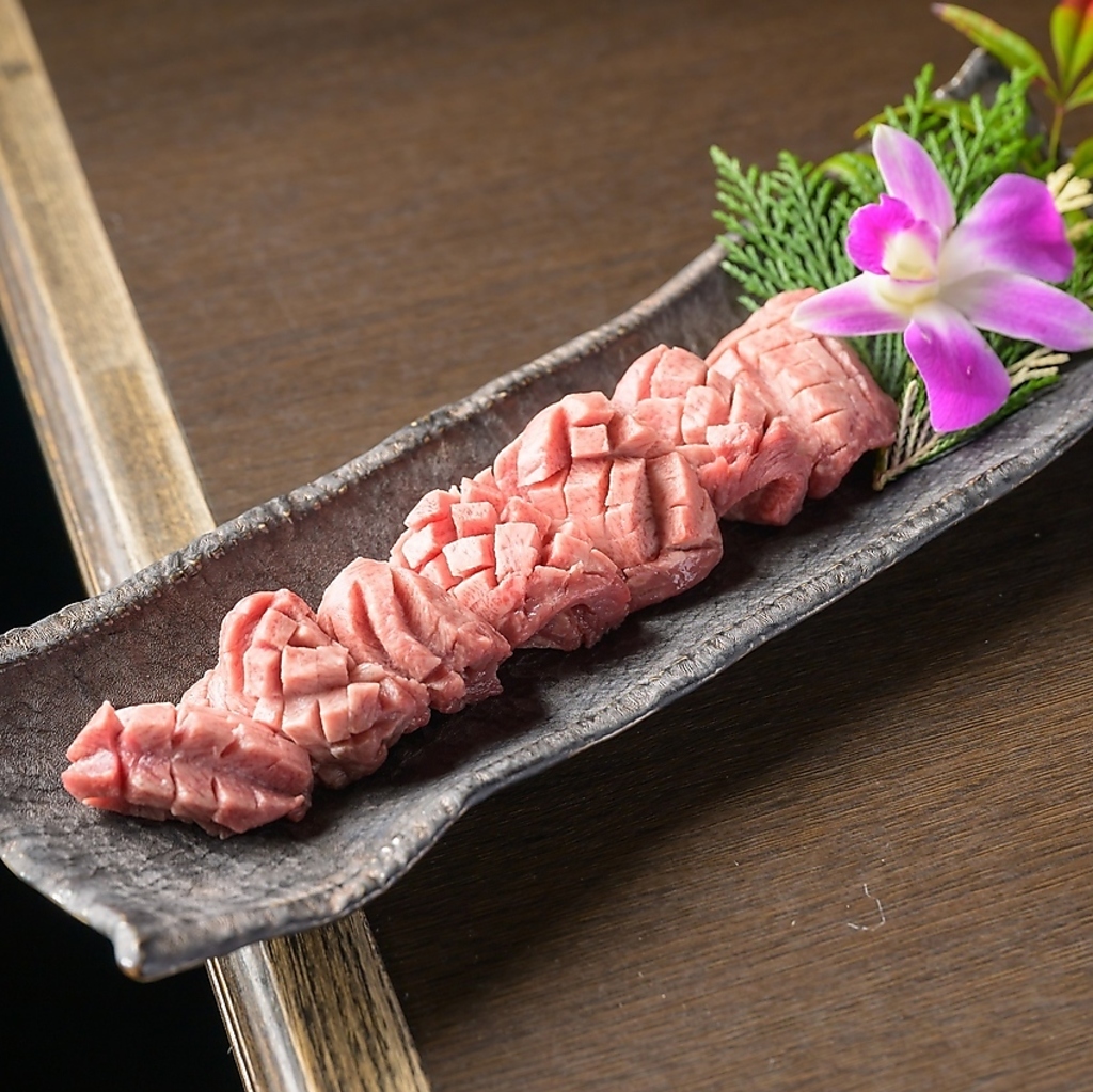 人気【牛上タン芯】US産の柔らかいタン元を使用。自家製ダレをたっぷり絡めて召し上がってください。