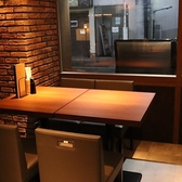 【ご利用人数に合わせたテーブル席】店内は心地よい明かりに包まれ、あたたかみのある雰囲気が魅力です。お友達との飲み会や女子会など、さまざまなシーンでゆったりとくつろげる空間をご用意しています。人数に合わせたお席をご用意いたしますので、お気軽にご相談ください！　