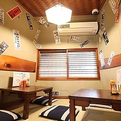 最大6名までご利用いただける座敷席は、和の趣を感じる落ち着いた空間。畳の心地よさと、ゆったりとした雰囲気が、特別な時間を演出します。