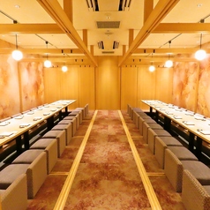 25～最大44名様までご利用いただける宴会個室を完備！団体様でのご宴会用完全個室となっております。周りを気にせずお食事やお酒をお楽しみ下さいませ！その他、デートや女子会に最適な2名様用プライベート空間も完備！詳細につきましては、お気軽に店舗までお問い合わせ下さいませ。