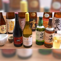 専門家が選ぶワインや各地の地酒など多彩な一杯が揃う