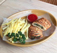 ほうれん草とフェタチーズのデニッシュ&フライドポテト