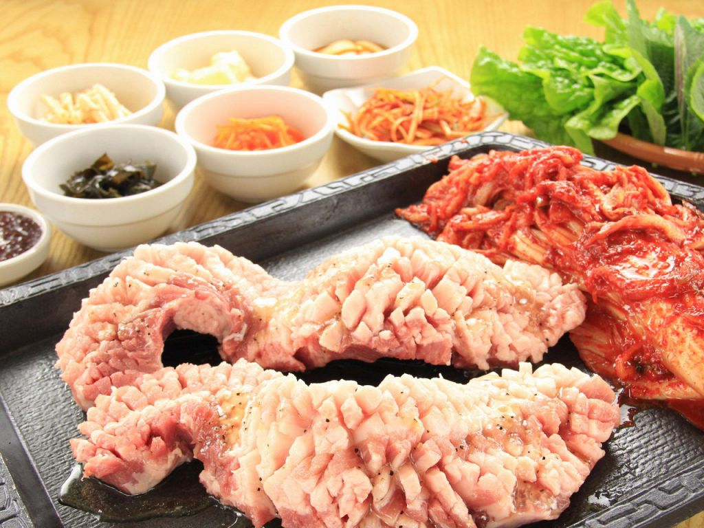 この分厚さが自慢！丁寧に仕込む花咲きサムギョプサルが大好評！