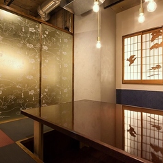 【7名個室】】落ち着いた雰囲気の4名掛けテーブル個室席は、ご友人との飲み会や女子会、接待や大切な記念日にも最適。周囲を気にせず会話を楽しめるプライベート空間で、旬の料理とお酒をゆったりとご堪能いただけます。小規模宴会にもぴったりの人気席です。