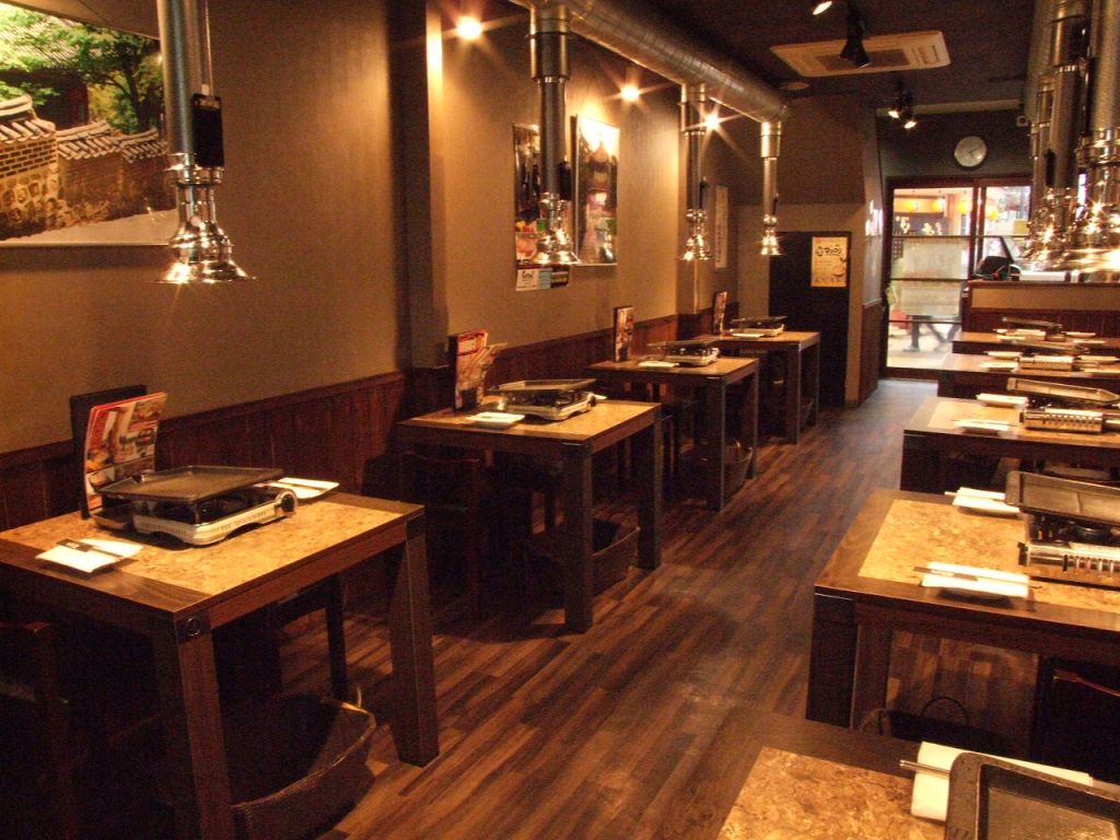 無煙ロースター完備だから服のにおいも気にならない！広々店内でゆっくりおくつろぎください♪