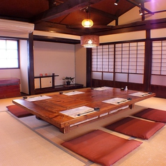 2Fのお座敷個室は6名様まで。情緒溢れる造りを愉しめる雰囲気で四季折々の日本会席料理をご堪能ください・・・