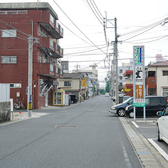 こちらの道路をまっすぐ