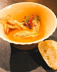 渡り蟹のトマトスープ　国産小麦のバゲットつきBlue Crab Soup with Domestic Wheat Baguette