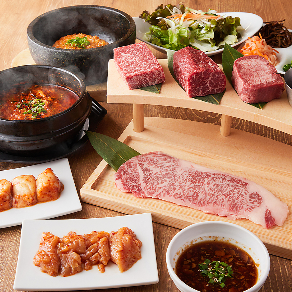 当店は各テーブルにサーバーを完備しておりますので、ハイボールをお好きなだけお飲みいただけます！