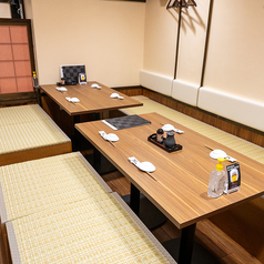 木目を活かしたテーブルは温かな空間を演出いたします。