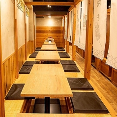 博多とり皮串と野菜巻き串 とり酒場 難波店 焼き鳥食べ放題【個室完備】の雰囲気2