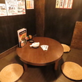 ちゃぶ台を囲んで語り合う、どこか懐かしい昔ながらの居酒屋の時間を楽しんでください