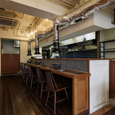 【会話か弾む居心地の良いお席♪】カウンター席は2名様横並びでご利用いただけます。ご友人とのお食事に最適◎