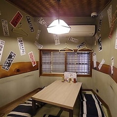 座敷席はプライベート感があり、家族や友人とリラックスして食事が楽しめます。温かみのあるインテリアが心地よいひとときを提供します。