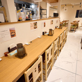 【お一人様大歓迎のカウンター席】当店のカウンター席は、お一人様でも気軽にご利用いただけるスペースです。リラックスした雰囲気の中で、美味しい料理と共に自分だけの時間を楽しむことができます。心地よい空間で、ひと息ついてください。