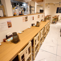 【お一人様大歓迎のカウンター席】当店のカウンター席は、お一人様でも気軽にご利用いただけるスペースです。リラックスした雰囲気の中で、美味しい料理と共に自分だけの時間を楽しむことができます。心地よい空間で、ひと息ついてください。
