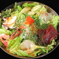 料理メニュー写真 お寿司屋さんの魚たっぷりサラダ