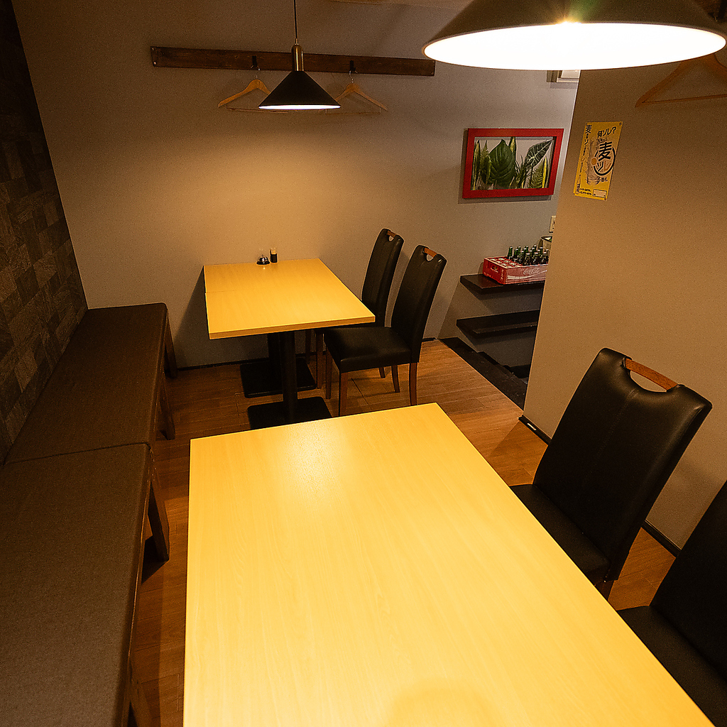 店内はカウンター席の他、4名様用、6名様用のテーブル席をご用意しております。