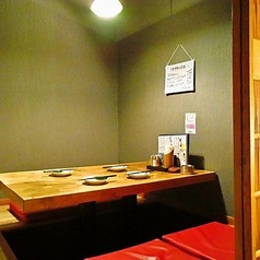 友達とゆったりとした時間を過ごすのに最適な個室。掘りごたつのスタイルで、足を伸ばして快適に過ごせます。最大4名まで利用できるため、親しい仲間との特別なひとときを楽しむのにうってつけです★ 落ち着いた雰囲気が心地よく、リラックスしながら会話が弾むことでしょう♪