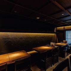 2階には、4名様がご利用いただけるテーブル席が3卓ございます。ご友人同士やご家族でのご飲食、ちょっとしたお集まりにも最適なお席です。木の温もりと穏やかな間接照明が、贅沢な大人時間を演出します。ぜひごゆるりとお過ごしください