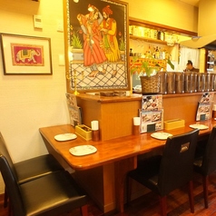 普段のお食事使いやデートにおすすめのカウンター席をご用意しております。お洒落な間接照明の下で、しっとりとした大人の雰囲気の中、本格インド料理をご堪能いただけます。お一人様でも気兼ねなくご利用いただけるお席です。