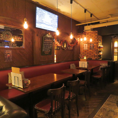 深みのある木製テーブルと赤いレザー調のベンチシートが並び、クラシックで上質な空間を演出します。対面には木製チェアを配置し、ゆったりとした座り心地でお食事やお酒を楽しめます。