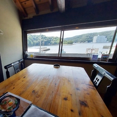 【2階】坂越の海を眺めながら旬の料理を味わえるテーブル席は日常の喧騒から離れ落ち着けます。感慨深さもひとしお…。
