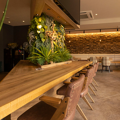 センターカウンター8席、フロントカウンター8席の合計16席ご用意しております。お一人様やデートにおすすめのお席です。