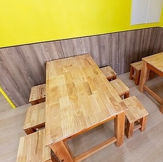 6名様までご利用可能なテーブル席。友人や同僚との食事や飲みなど、シーンを問わずにお使いただけます。