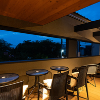 開放的なテラス席