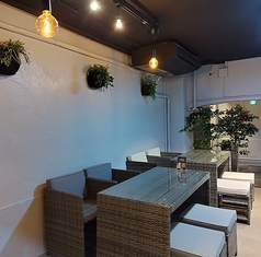 ラタン調のテーブルを基本におしゃれな空間をお届けします