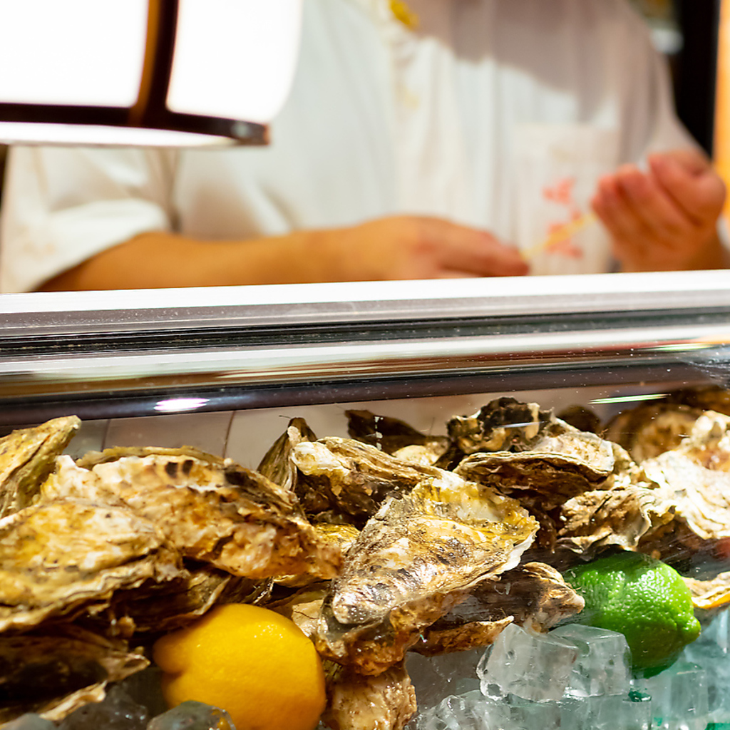 新鮮な海鮮を堪能。牡蠣やお刺身、握りもございます。