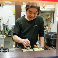 出汁を効かせた本格的なお好み焼きを焼き上げます！