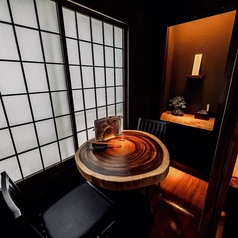 大切な方の記念日やおもてなしのお席に、ぜひ3階の個室席をご利用ください。テーブルに刻まれた年輪は、年月を重ねても末永くお幸せであることを願う、力強いデザイン。プライベート空間を大切にしたい結婚記念日や、お誕生日の御祝いにも大変おすすめなお席です