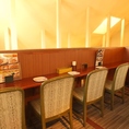 お一人様やカップルに最適な4名様カウンター席です♪ゆったりと寛ぎながら、出来立ての美味しい料理をお楽しみいただけます。落ち着いた雰囲気で、気の合うご友人とゆったりとしたランチ＆ディナータイムをお過ごしください。