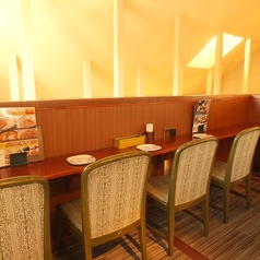 お一人様やカップルに最適な4名様カウンター席です♪ゆったりと寛ぎながら、出来立ての美味しい料理をお楽しみいただけます。落ち着いた雰囲気で、気の合うご友人とゆったりとしたランチ＆ディナータイムをお過ごしください。