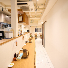 【会話を楽しむカウンター席】当店のカウンター席は、アットホームな雰囲気が特徴です。気軽に会話を楽しみながら、食事をすることができるので、初めてのお客様でもリラックスしてお楽しみいただけます。