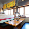 店内の活気を感じながらも、落ち着いて食事ができるよう配慮されたテーブル席。備えられた排気設備により、煙や匂いを気にせず安心して焼肉を堪能可能。壁側のベンチシートは荷物を置きやすく、ゆったりと座れるため、女性同士の食事やファミリーでのご利用にも最適です。快適さと実用性を兼ね備えた席となっています。