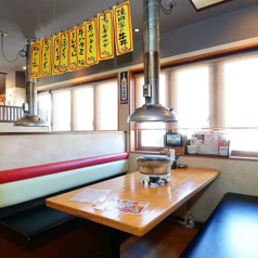 店内の活気を感じながらも、落ち着いて食事ができるよう配慮されたテーブル席。備えられた排気設備により、煙や匂いを気にせず安心して焼肉を堪能可能。壁側のベンチシートは荷物を置きやすく、ゆったりと座れるため、女性同士の食事やファミリーでのご利用にも最適です。快適さと実用性を兼ね備えた席となっています。
