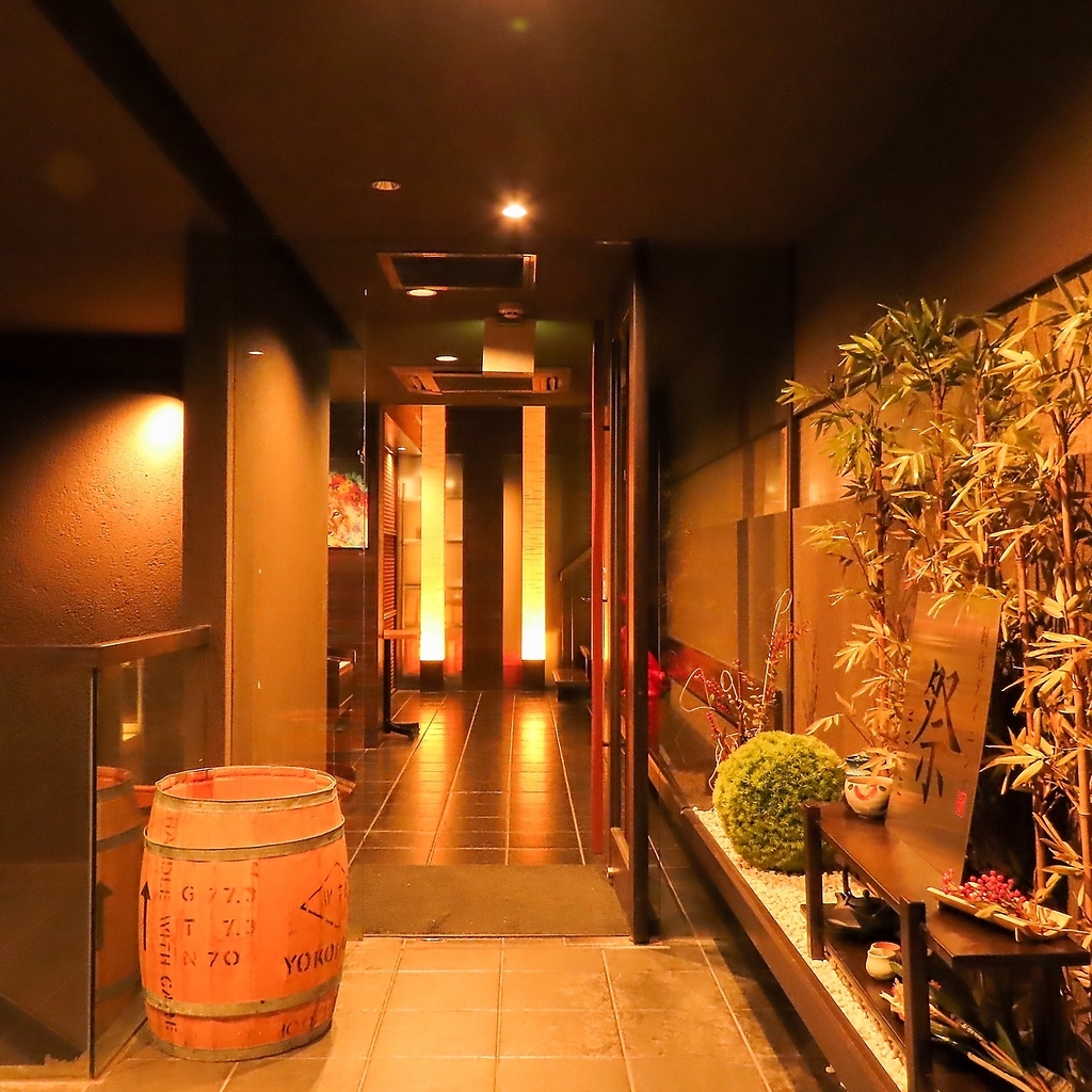 あたたかい照明の入口が目印◎今宵はおしゃれな店内で、贅沢な時間をお過ごしください。