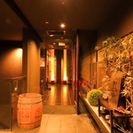 あたたかい照明の入口が目印◎今宵はおしゃれな店内で、贅沢な時間をお過ごしください。