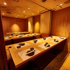 池袋のネオンをアテに愉しむ旬の美食と銘酒の数々。ご宴会ならお任せください！