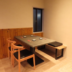 2～4名様がけのテーブル席を2か所ご用意しております！12月15日にニューオープンする当店では、新潟の日本酒や季節限定酒等、美味しいお酒を存分に味わうことができます♪