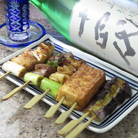 高宮鶏の串焼きと琉球の珍味、素材にこだわる多彩な逸品