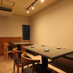テーブルを結合すれば、5～8名様まで受け入れ可能です◎厳選された自慢の焼酎や芋焼酎等で乾杯してみてはいかが♪