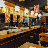 焼き台が見えるライブ感あるカウンター席をご用意。お一人様でも気軽に立ち寄れる雰囲気で、仕事帰りのちょい飲みやサク飲みにも最適です。目の前で焼き上げる臨場感と香ばしい香りを楽しめます。