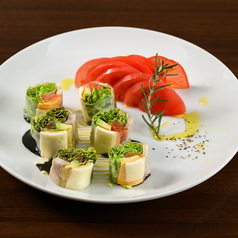 燻製鶏とチーズとアボカドの生春巻き