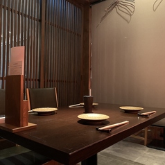 大人の隠れ家にふさわしい、落ち着いた雰囲気のテーブル席。柔らかな間接照明が優しく灯る静かな空間で、周囲の喧騒を忘れ、ゆったりとお寛ぎいただけます。職人が手掛ける逸品料理と美酒を味わいながら、心に残る特別な時間をお過ごしください。名駅、名古屋駅、焼鳥、個室、ひつまぶし、名古屋駅エリア居酒屋