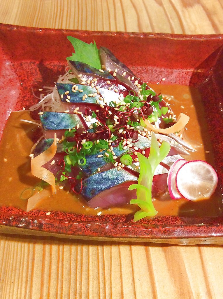 いりゴマを丁寧にペーストにして作るゴマダレとサバの相性が抜群です。